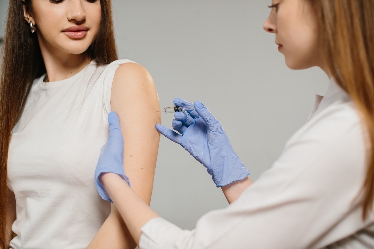 glutathione injection administered into upper arm by licensed provider at wellness clinic